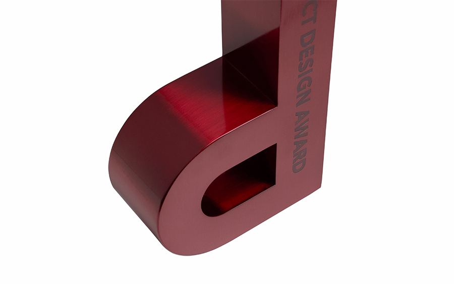Dettaglio dell’occhiello inferiore del trofeo dell’European Product Design Award, con un’apertura dai bordi arrotondati e la grana del metallo spazzolato